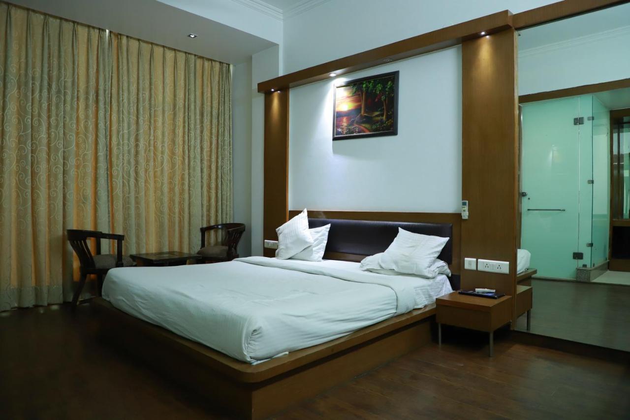 Hotel Parth Inn Ghaziabad Buitenkant foto