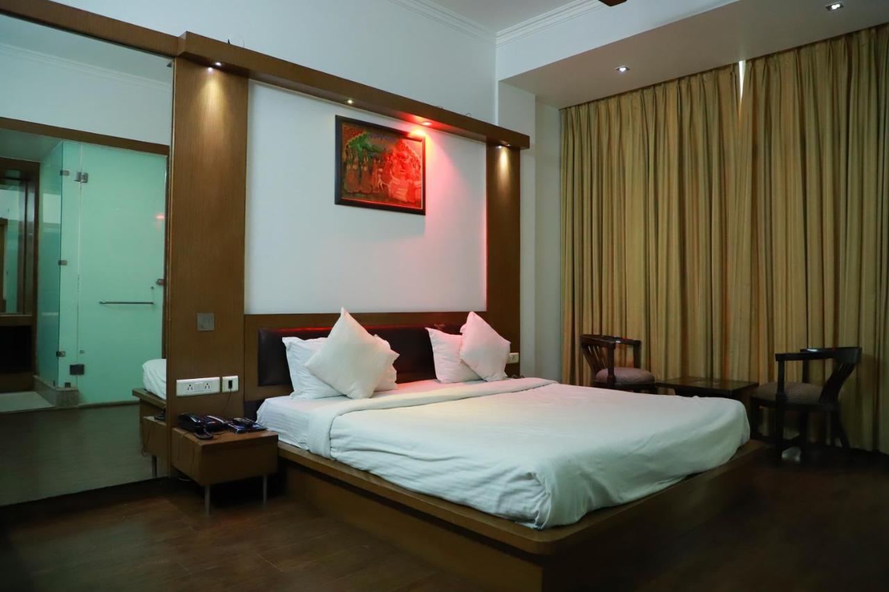 Hotel Parth Inn Ghaziabad Buitenkant foto