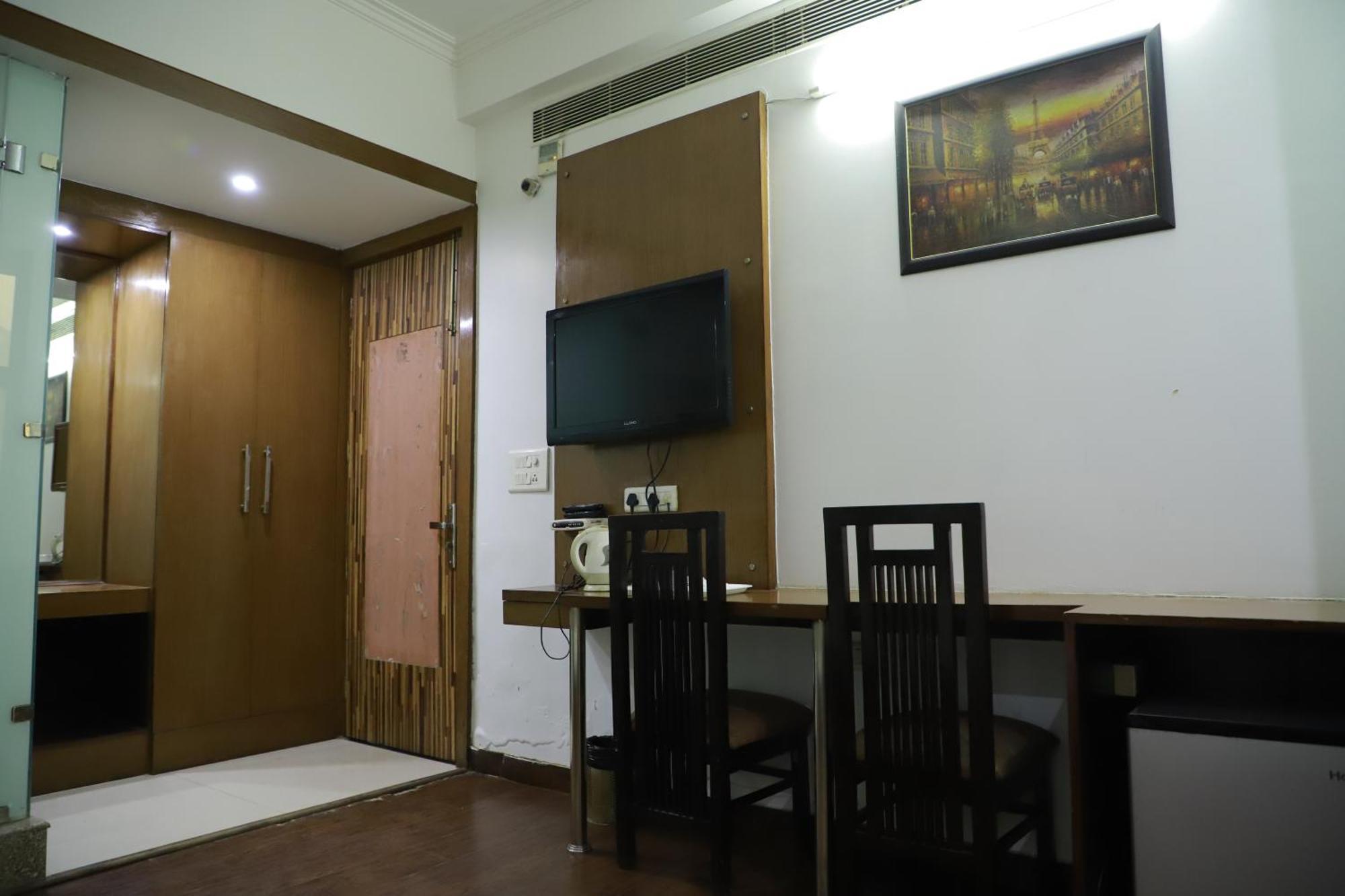 Hotel Parth Inn Ghaziabad Buitenkant foto