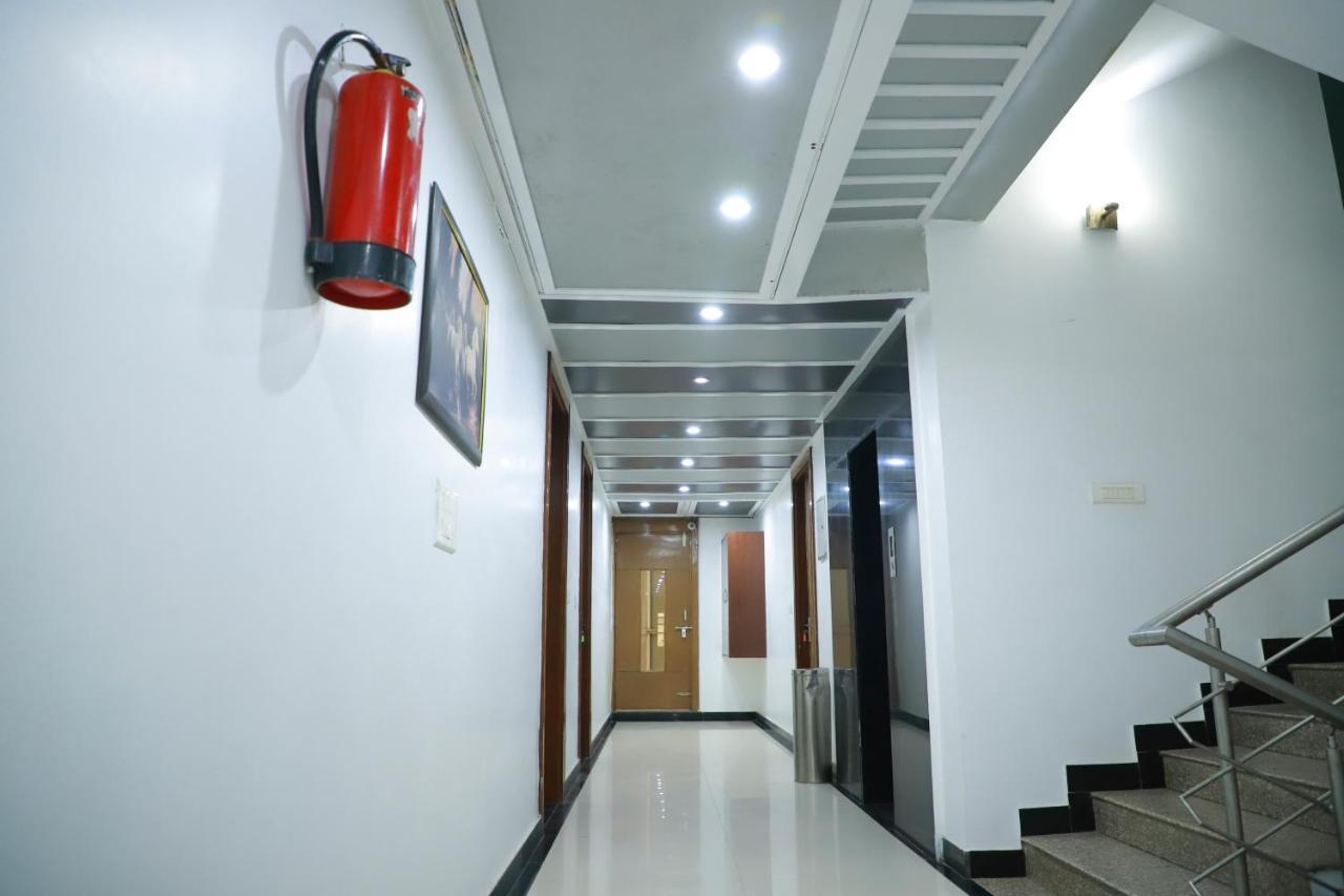 Hotel Parth Inn Ghaziabad Buitenkant foto