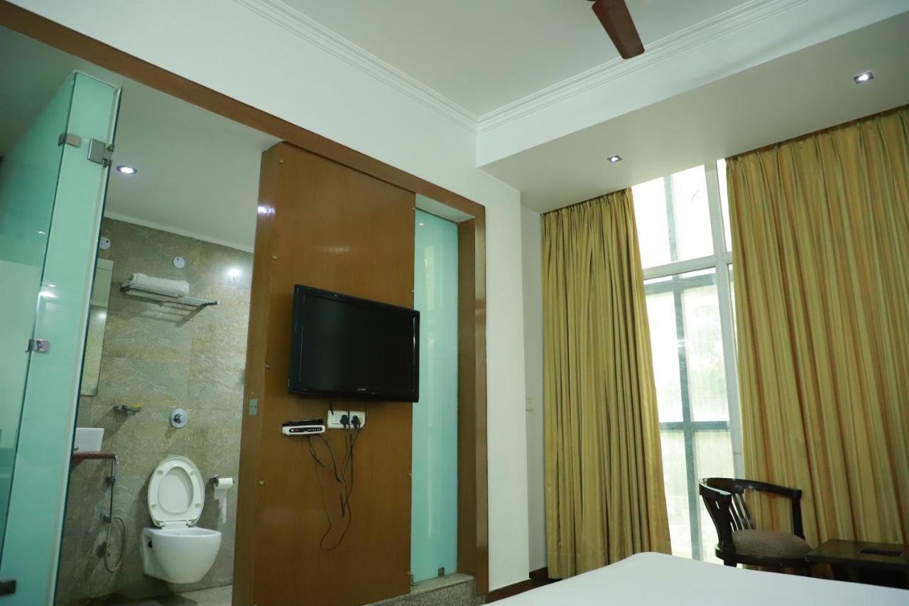 Hotel Parth Inn Ghaziabad Buitenkant foto