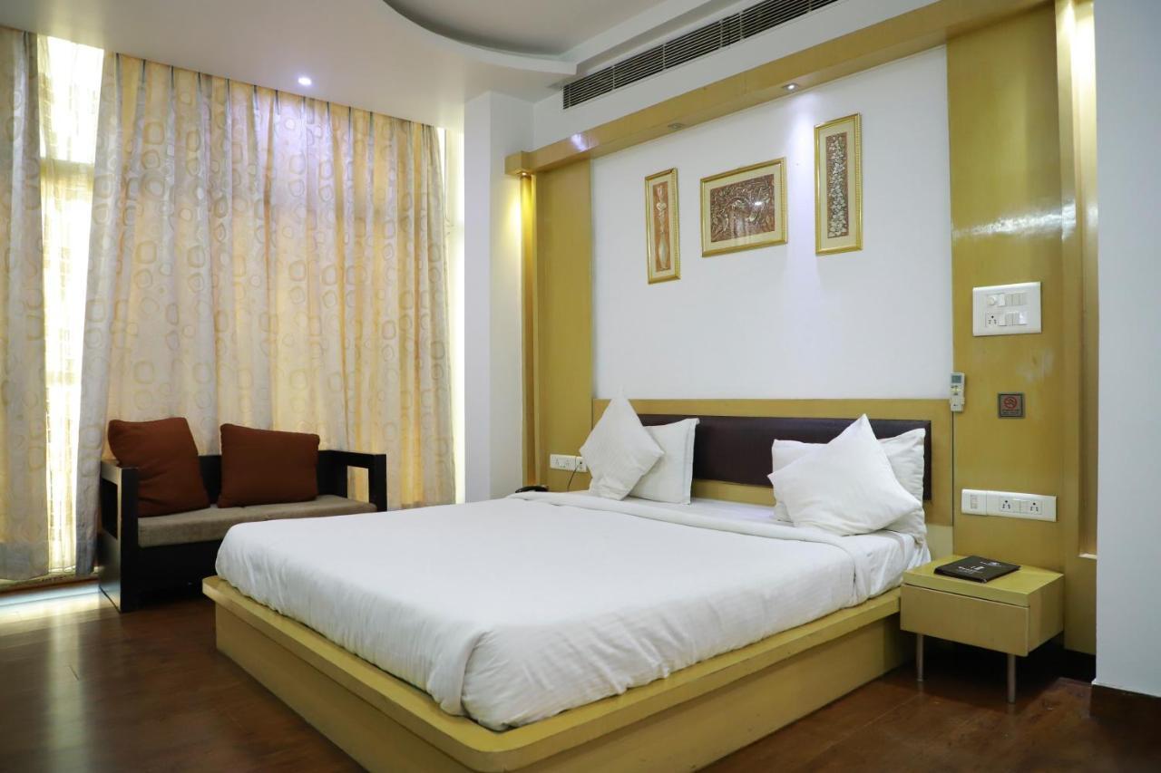 Hotel Parth Inn Ghaziabad Buitenkant foto