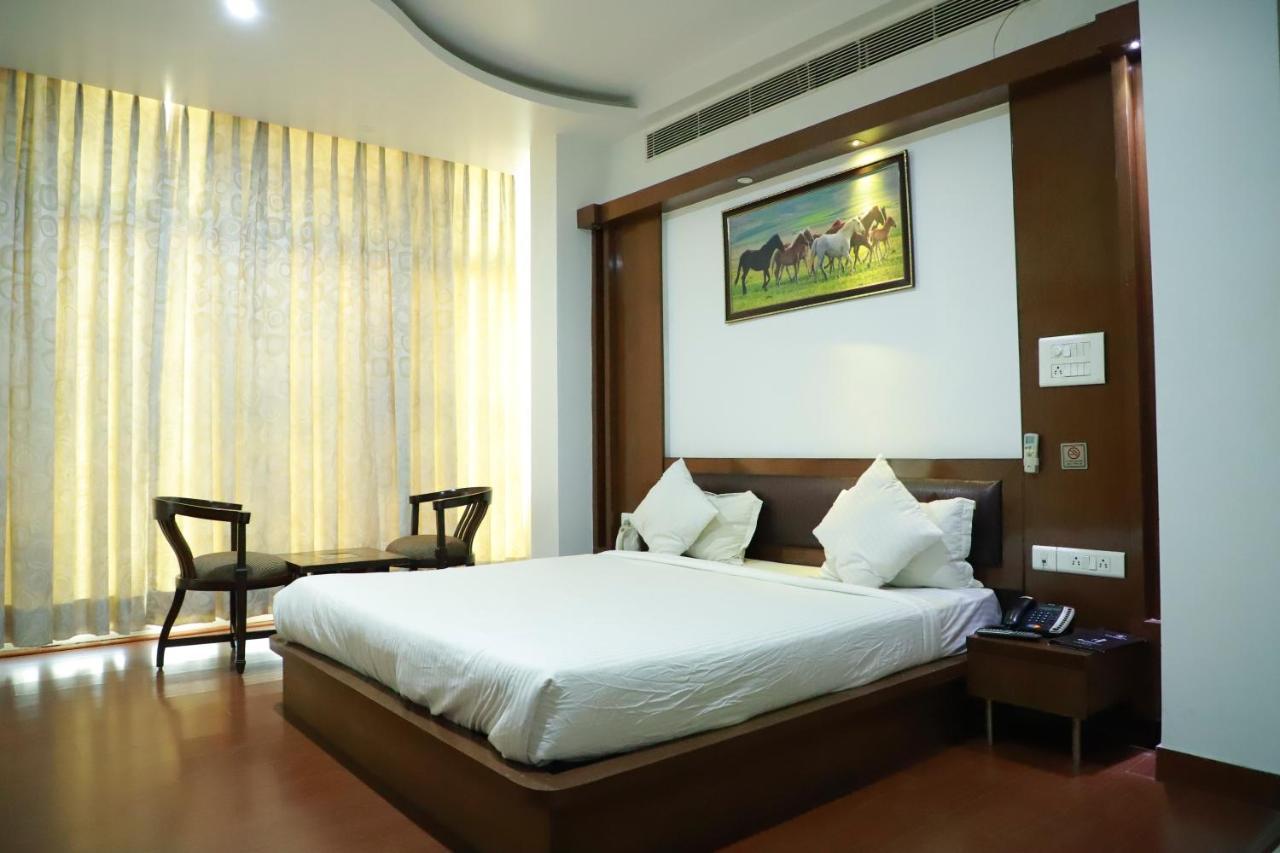 Hotel Parth Inn Ghaziabad Buitenkant foto