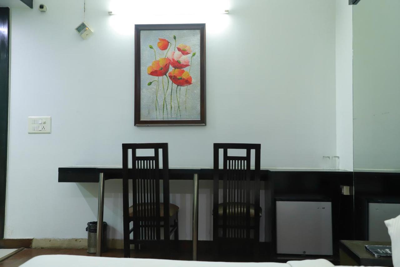 Hotel Parth Inn Ghaziabad Buitenkant foto