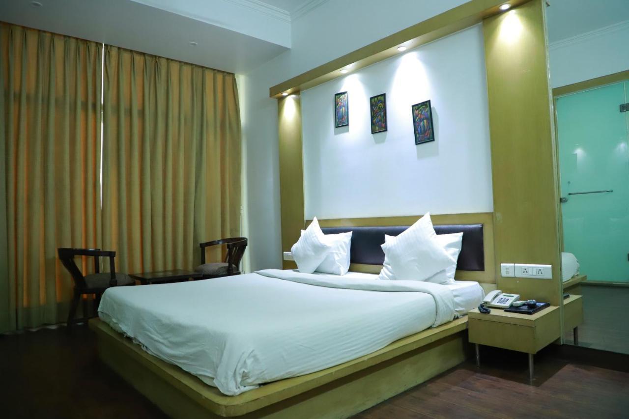 Hotel Parth Inn Ghaziabad Buitenkant foto