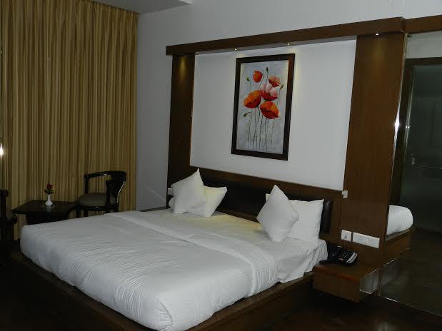 Hotel Parth Inn Ghaziabad Buitenkant foto