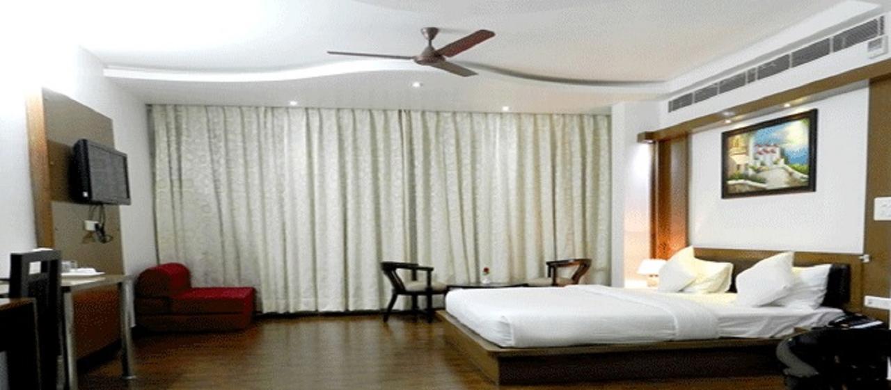 Hotel Parth Inn Ghaziabad Buitenkant foto